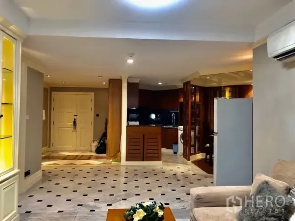 คอนโด ให้เช่าในWatthana, Bangkok - พื้นที่นั่งเล่นแบบเปิด พื้นลายหินอ่อน ตู้บิลท์อิน และมองเห็นครัว