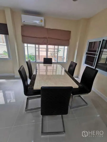 ทาวน์เฮาส์ ให้เช่าในChatuchak, Bangkok - ห้องทานอาหารสว่าง โต๊ะท็อปหินอ่อนและเก้าอี้สีดำหกตัว.