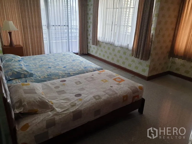 คอนโด ให้เช่าในWatthana, Bangkok - ห้องนอนที่สองกว้าง มีเตียงสองเตียง หน้าต่างมุมห้องพร้อมม่านโปร่ง รับแสงธรรมชาติ