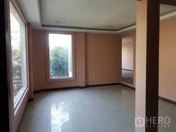 สำนักงาน ให้เช่าในPhra Khanong, Bangkok - ห้องสำนักงานโปร่งสว่าง ด้วยหน้าต่างบานใหญ่และพื้นกระเบื้องมันวาว