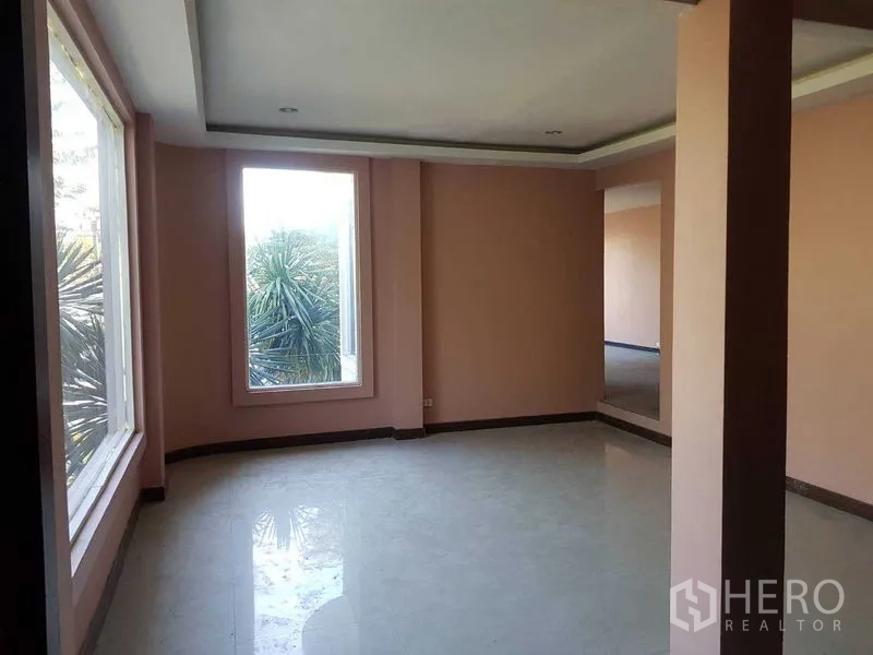 สำนักงาน ให้เช่าในPhra Khanong, Bangkok - ห้องสำนักงานโปร่งสว่าง ด้วยหน้าต่างบานใหญ่และพื้นกระเบื้องมันวาว