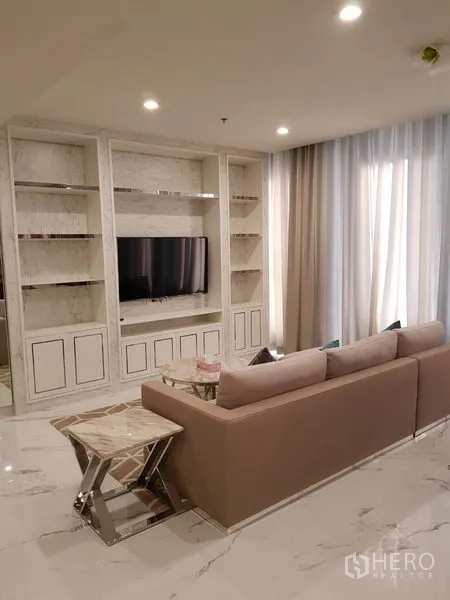 คอนโด ให้เช่าในPathum Wan, Bangkok - มุมนั่งเล่นอบอุ่นด้วยโซฟา ชุดผนังทีวี และผ้าม่านโปร่ง