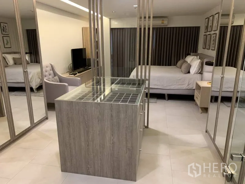 Condominium for rent in Sathon, Bangkok - Walk-in closet with mirrored wardrobes and glass-top island.