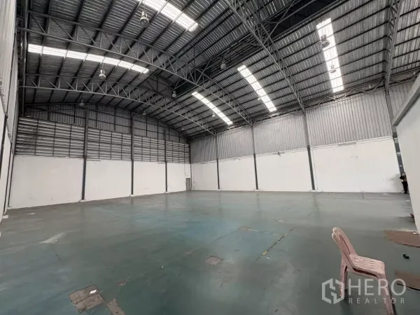 คลังสินค้า ให้เช่าในBang Phli, Samut Prakan - โกดังโล่งเพดานทรัสสูง ผนังฉนวนเมทัลชีท