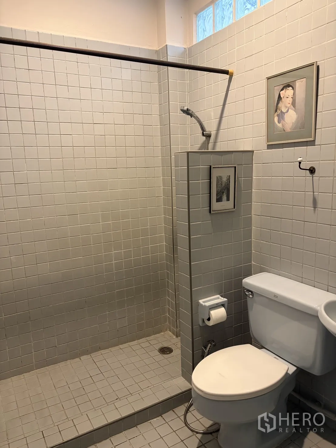 โฮมออฟฟิศ for rent in Watthana, Bangkok - ห้องน้ำกระเบื้องสีเทาพร้อมพื้นที่อาบน้ำแบบวอล์กอินและโถสุขภัณฑ์