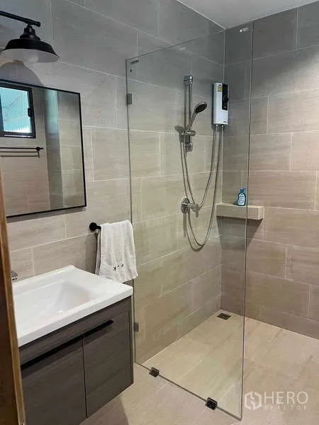 ทาวน์เฮาส์ ให้เช่าในKhlong Toei, Bangkok - ห้องน้ำกรุแผ่นกระเบื้อง ฝักบัวกั้นกระจกพร้อมเครื่องทำน้ำอุ่นและอ่างล้างหน้า