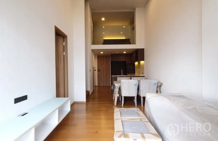 คอนโด ขายในWatthana, Bangkok - ห้องนั่งเล่นสไตล์ลอฟต์เพดานสูง พื้นไม้ พร้อมครัวเปิดด้านหลัง