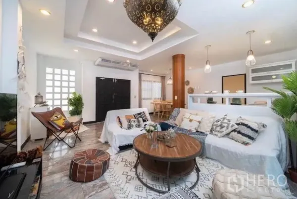 บ้าน ให้เช่าในRatchathewi, Bangkok - ห้องนั่งเล่นสว่าง ฝ้าเพดานหลุม โคมไฟสไตล์โมร็อกโกและโซฟาสบายๆ