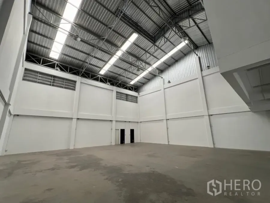货栈 出租在Phra Samut Chedi, Samut Prakan - 洁净明亮的仓库大厅，墙体高挑，抛光水泥地面。