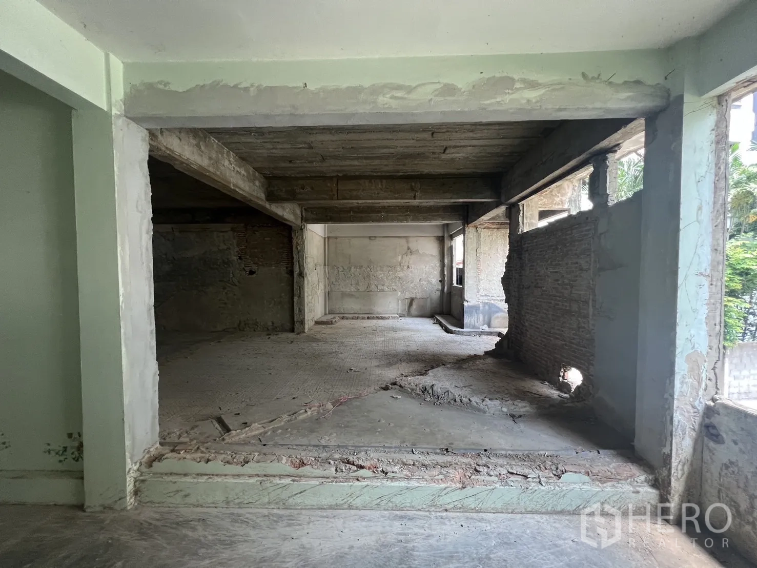 店屋 for rent in Bang Rak, Bangkok - 宽阔楼层，外露梁顶与粗糙地面。