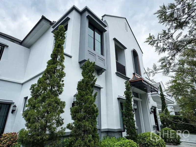 独立式住宅 出租或出售 - 侧立面外观，凸窗、小阳台与高耸常绿树。