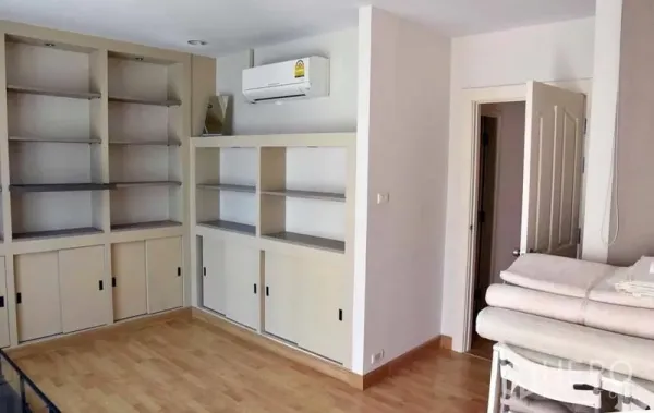 联排别墅 出租或出售在Wang Thonglang, Bangkok - 楼上一间带内置置物柜的房间，木地板。