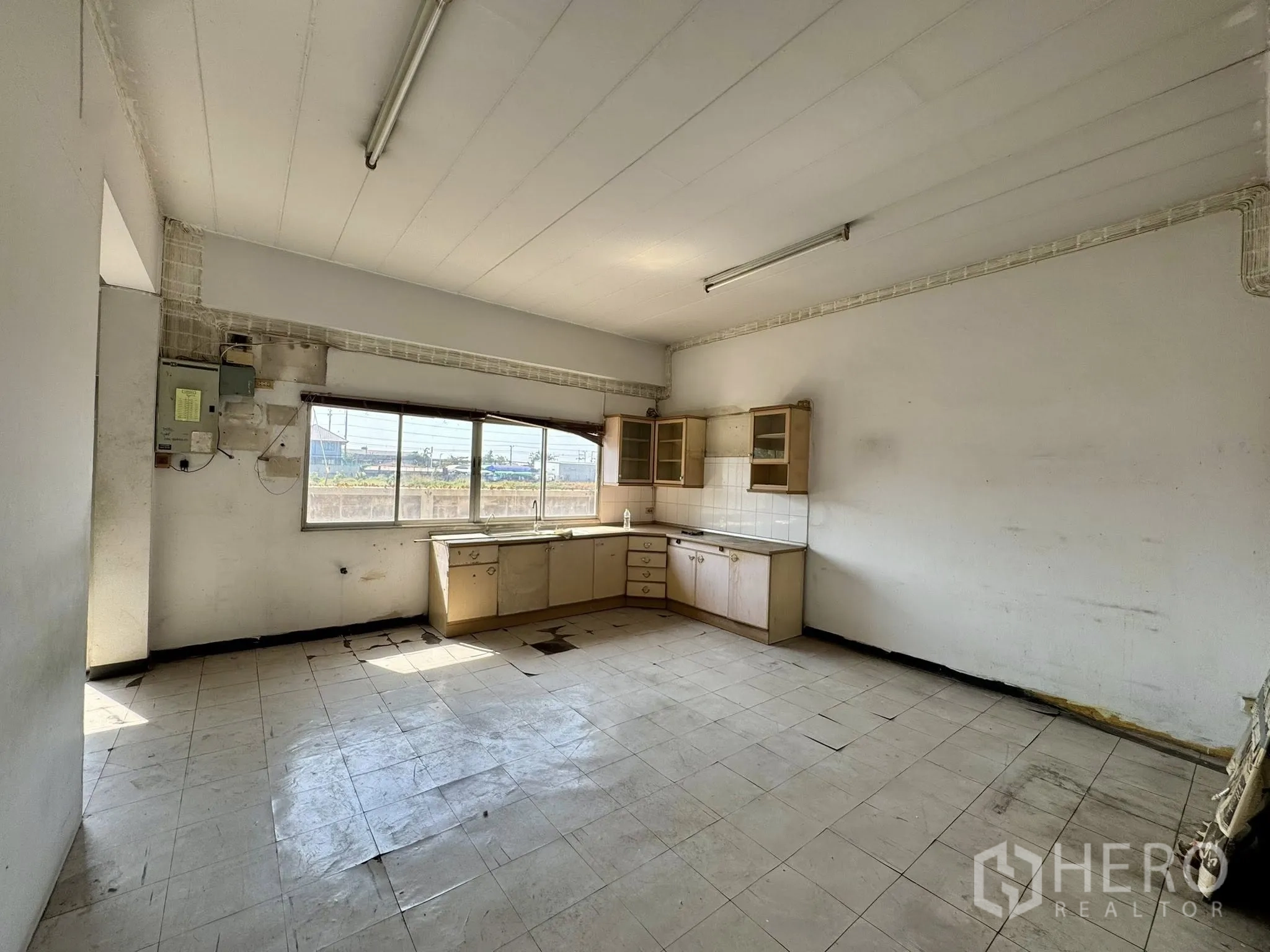 货栈 for rent in Mueang Samut Sakhon, Samut Sakhon - 小厨房空间，内置橱柜和大窗，需翻新。