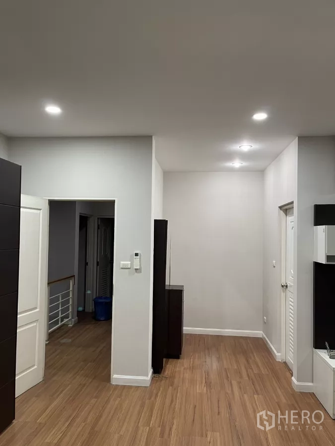 บ้าน ให้เช่าในBang Kapi, Bangkok - ห้องนอนที่สอง ตู้เสื้อผ้าสีขาวบานกระจก พร้อมชั้นวางของ