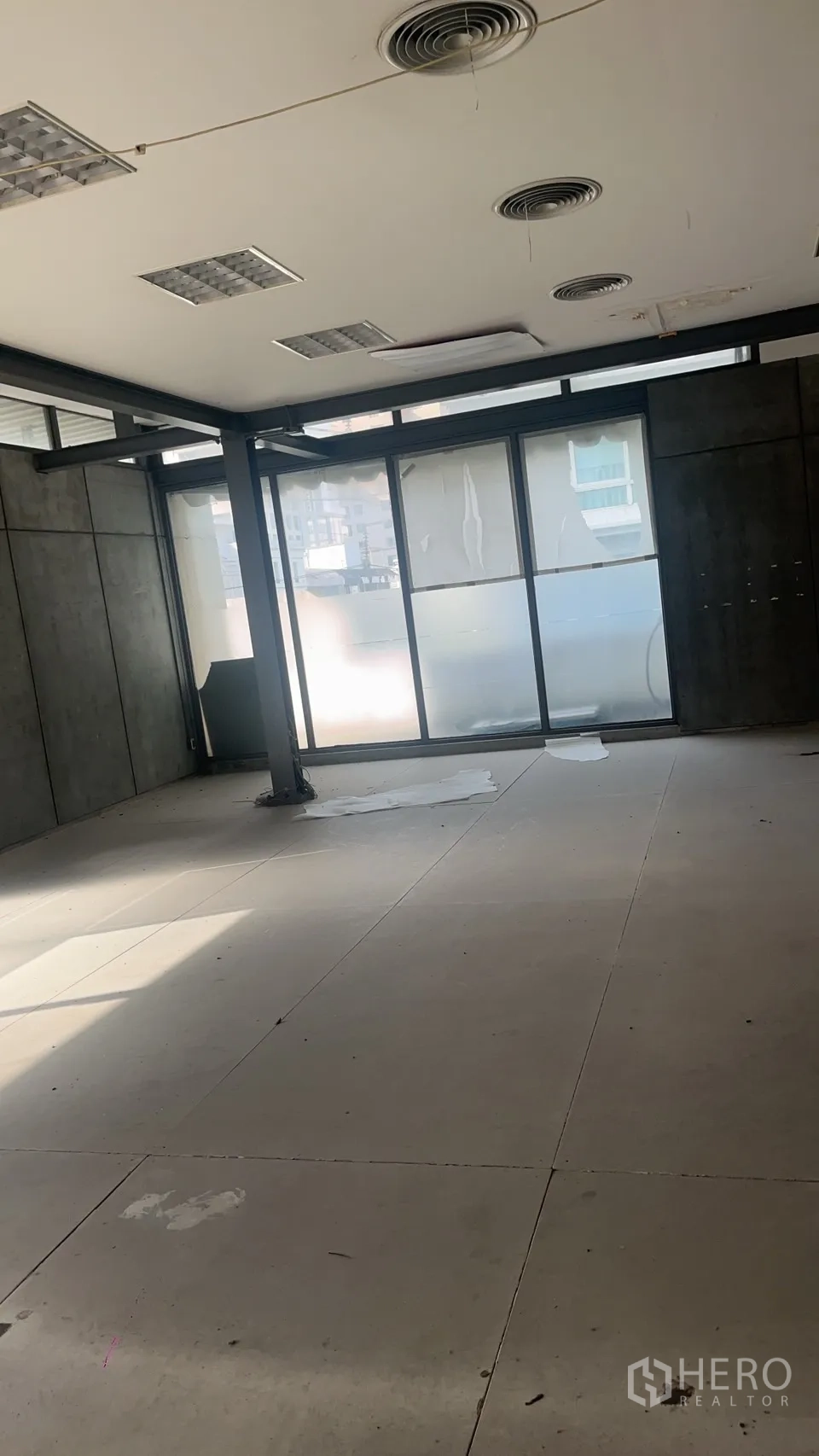 零售空间 出租在Watthana, Bangkok - 大型空置零售间，混凝土墙、磨砂玻璃与圆形送风口