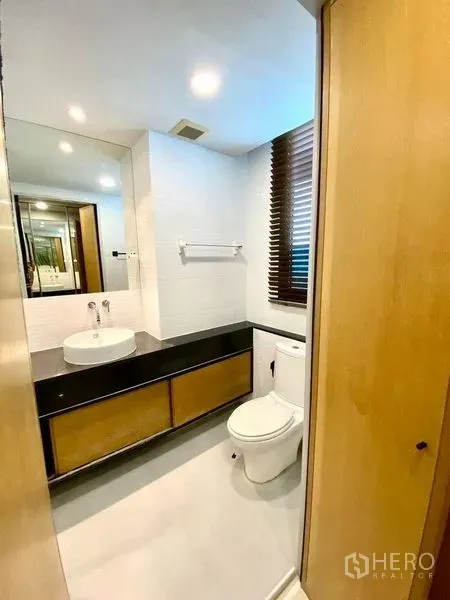 คอนโด ให้เช่าในChatuchak, Bangkok - ห้องน้ำโมเดิร์น อ่างล้างหน้าแบบวางบนเคาน์เตอร์ กระจกบานใหญ่ และหน้าต่างบังตาไม้