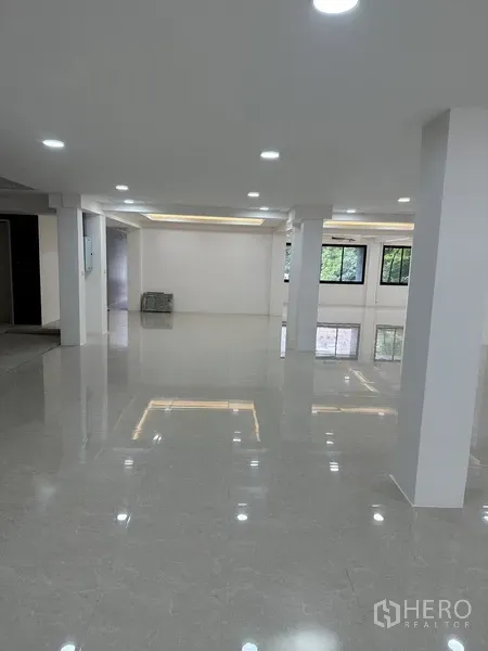 สำนักงาน ให้เช่าหรือขายในHuai Khwang, Bangkok - ฮอลล์สำนักงานขนาดใหญ่ เพดานฝังไฟ และพื้นกระเบื้องมันวาว