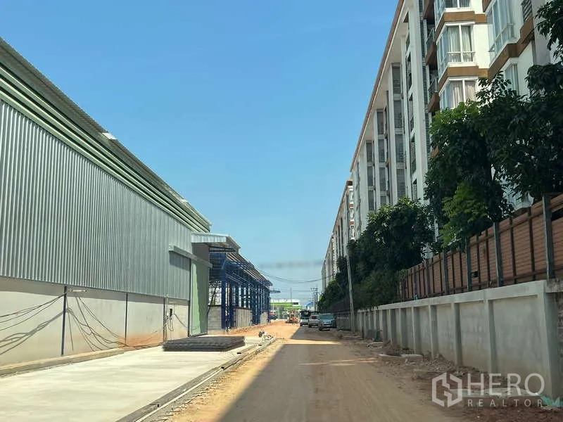 คลังสินค้า ให้เช่าในLat Krabang, Bangkok - ถนนทางเข้าไปยังพื้นที่อุตสาหกรรม ระหว่างโกดังและอาคารพักอาศัย