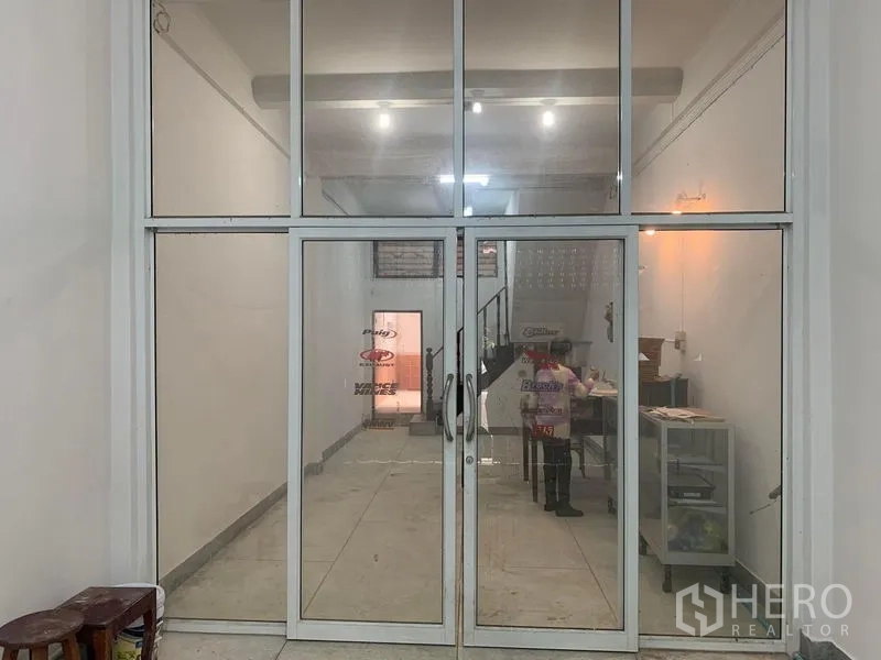 อาคารพาณิชย์ ให้เช่าในKhlong Toei, Bangkok - ประตูกระจกบานใหญ่ทางเข้าร้าน นำสู่พื้นที่โล่งสะอาด