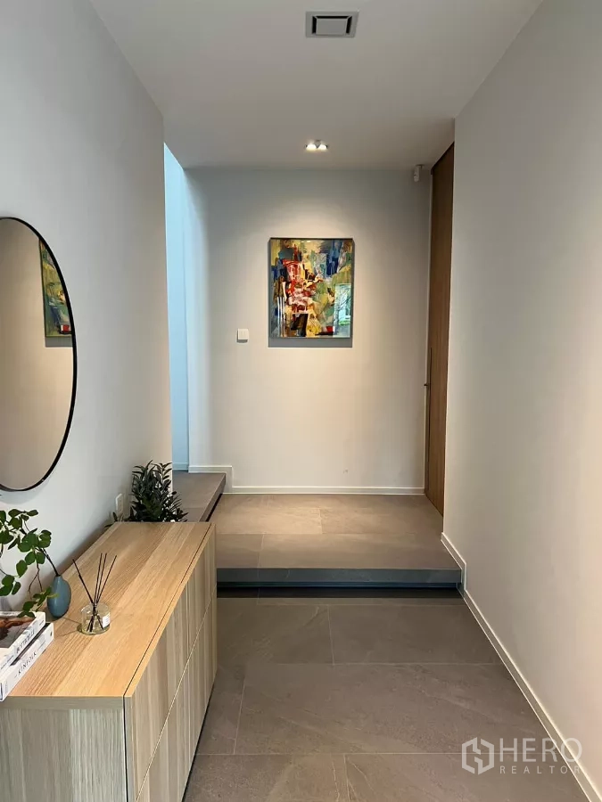 独立式住宅 出租在Saphan Sung, Bangkok - 室内走道，挂画、台阶与柔和筒灯。