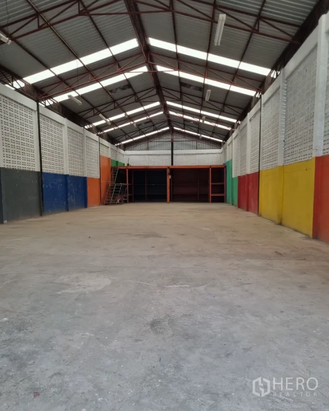 คลังสินค้า for sale in Bang Bon, Bangkok - ภายในโกดังโปร่ง เพดานทรงจั่วมีสกายไลท์และพื้นคอนกรีตเรียบ