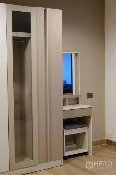 公寓 出租在Bang Rak, Bangkok - 内置衣柜与小型梳妆台，色调素雅。