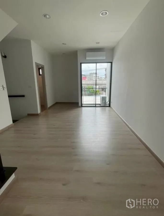 สำนักงานที่บ้าน ให้เช่าในBueng Kum, Bangkok - ห้องนอนหรือออฟฟิศ พื้นไม้ ประตูกระจกสไลด์ออกระเบียง และเครื่องปรับอากาศ