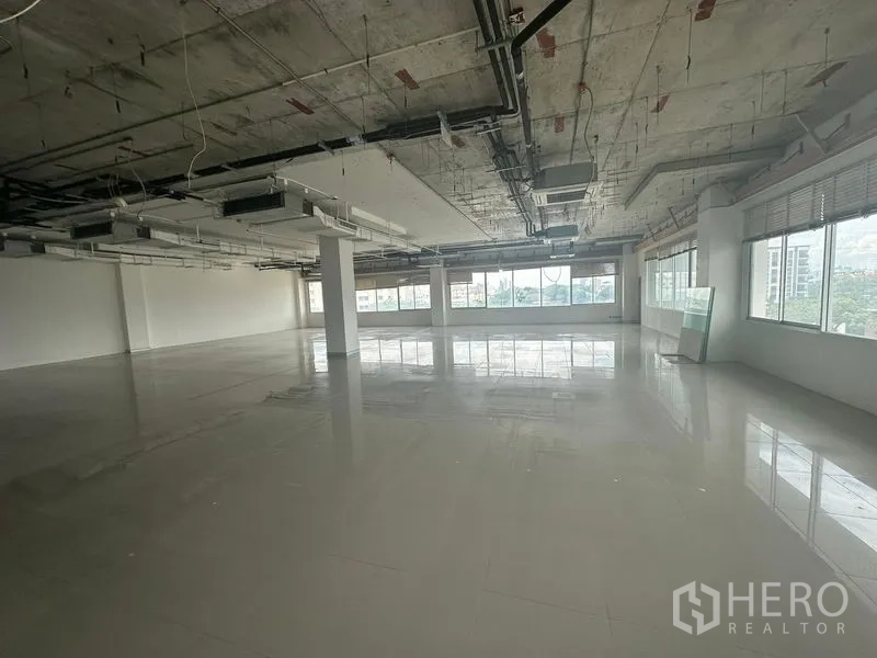 สำนักงาน ให้เช่าในPrawet, Bangkok - ชั้นสำนักงานกึ่งตกแต่ง เพดานโชว์งาน ระบบต่างๆ พื้นเงา และหน้าต่างสองด้าน