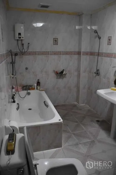คอนโด ให้เช่าในWatthana, Bangkok - ห้องน้ำกว้าง อ่างอาบน้ำ ฝักบัวมือถือ และผนังกระเบื้องเต็มผืน