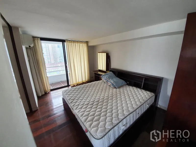 公寓 出售在Watthana, Bangkok - 主卧另一视角，推拉门通向阳台与城市景观。