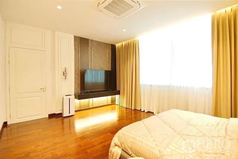 บ้าน ให้เช่าในLat Krabang, Bangkok - ห้องนอนกว้าง ผนังทีวี แอร์แบบฝังฝ้า และม่านสีทอง
