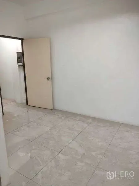 店屋 出售在Phra Khanong, Bangkok - 小房间，敞开的门与亮面地砖。