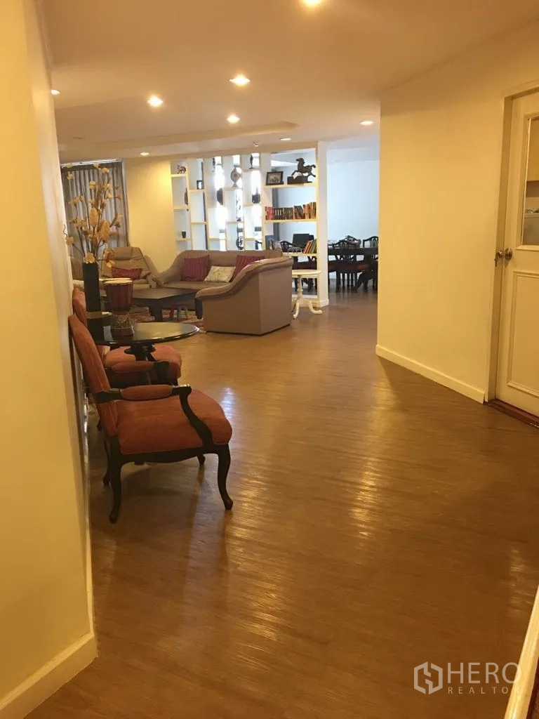 公寓 for rent in Watthana, Bangkok - 宽走廊通向客厅，设沙发与内置展示架。