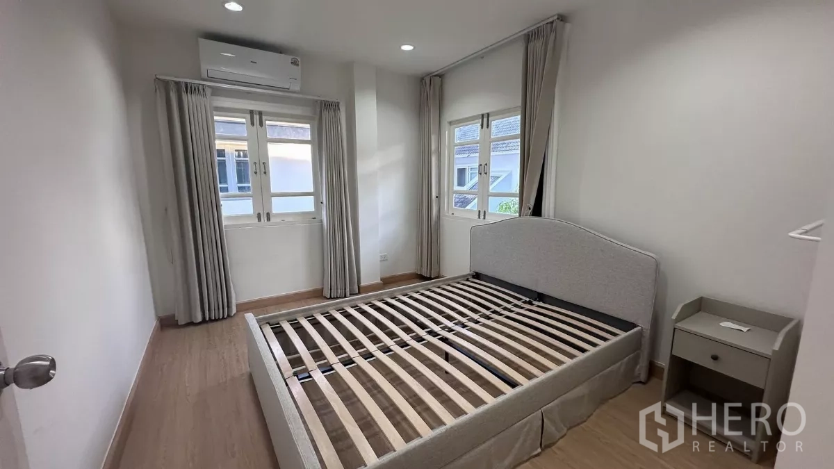 บ้าน ให้เช่าในLat Krabang, Bangkok - ห้องนอนรองพร้อมโครงเตียง หน้าต่างมุมสองด้านและผ้าม่านโทนสุภาพ