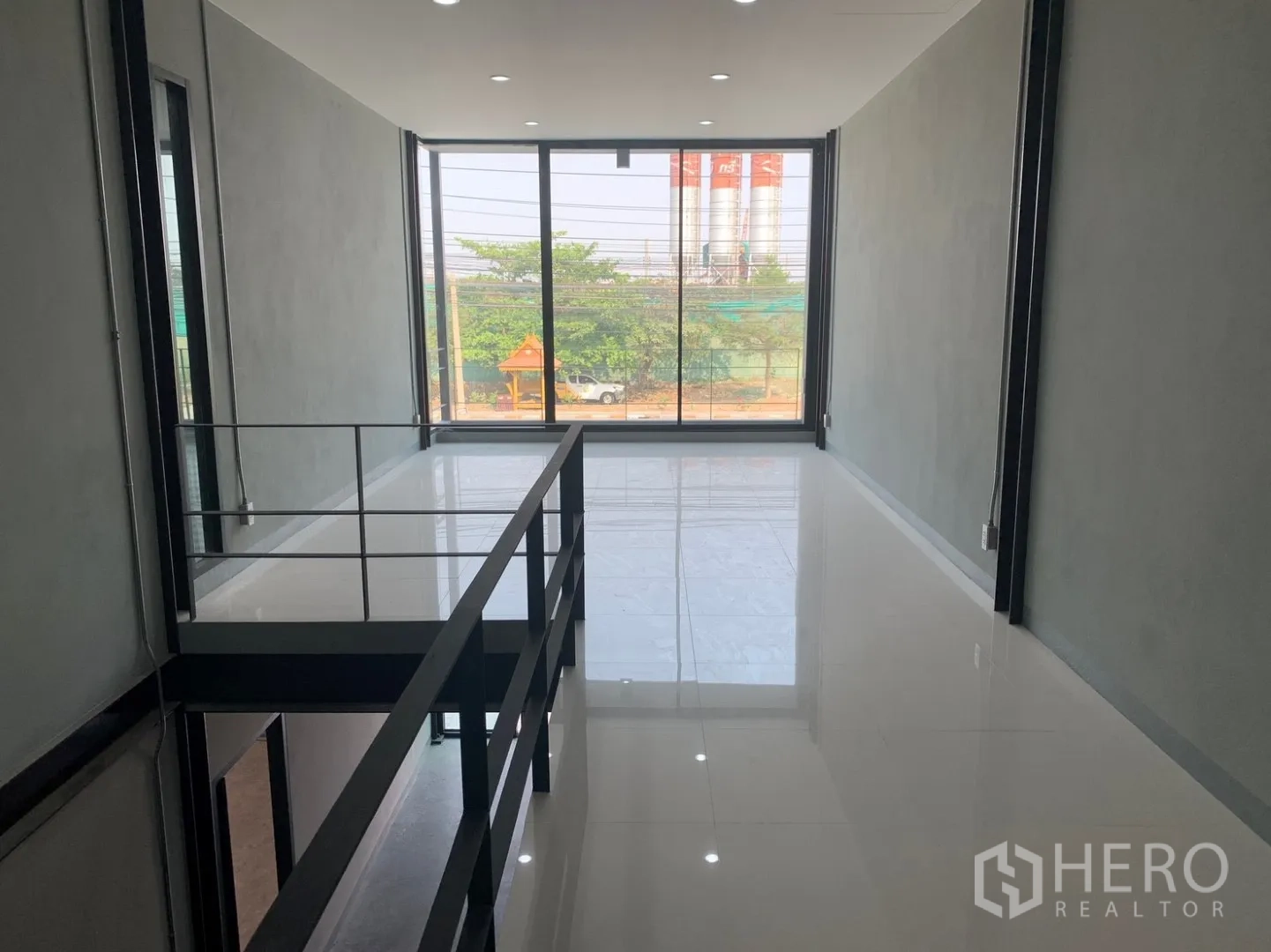 โกดัง for rent in Bang Phli, Samut Prakan - โถงชั้นลอยมีผนังกระจกมองเห็นพื้นที่ด้านหน้า