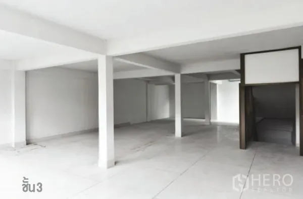 อาคารพาณิชย์ ให้เช่าในWatthana, Bangkok - ชั้นบนแบบเปิดโล่งของอาคารพาณิชย์ มีเสาและช่องบันได