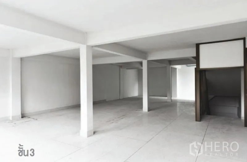 อาคารพาณิชย์ ให้เช่าในWatthana, Bangkok - ชั้นบนแบบเปิดโล่งของอาคารพาณิชย์ มีเสาและช่องบันได