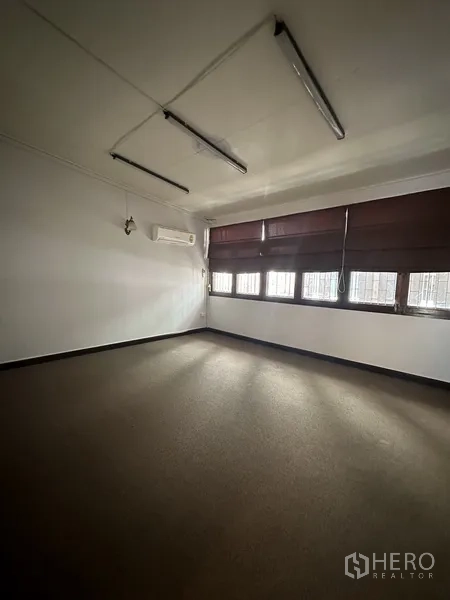 บ้าน ให้เช่าในWatthana, Bangkok - ห้องนอนขนาดใหญ่ พื้นลักษณะคล้ายพรม แอร์แบบแยก และหน้าต่างบานยาว