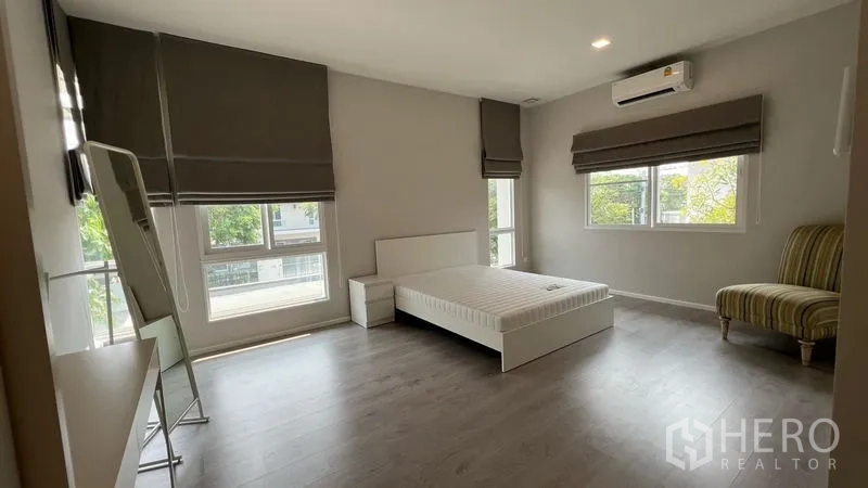 บ้าน ให้เช่าในPrawet, Bangkok - ห้องนอนรองกว้าง หน้าต่างบานใหญ่ เครื่องปรับอากาศ และเฟอร์นิเจอร์มินิมอล