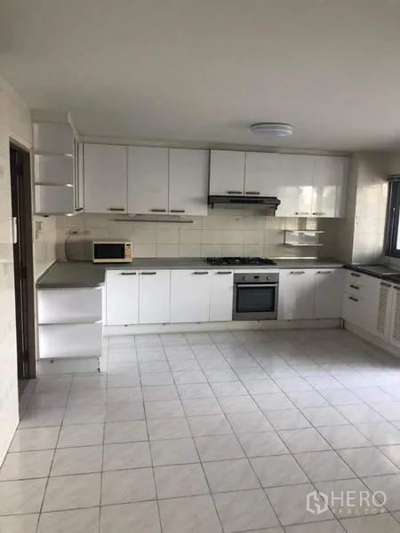 อพาร์ทเมนท์ ให้เช่าในWatthana, Bangkok - ครัวบิวท์อินโทนขาวรูปตัวแอล มีเตาแก๊ส เตาอบ ไมโครเวฟ และพื้นกระเบื้อง