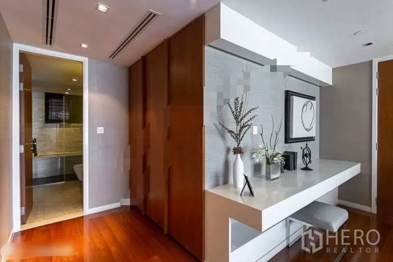 คอนโด ให้เช่าในYan Nawa, Bangkok - โถงทางเดินพร้อมเคาน์เตอร์บิลต์อิน ตู้เสื้อผ้า และมุมมองเข้าสู่ห้องน้ำปูกระเบื้อง