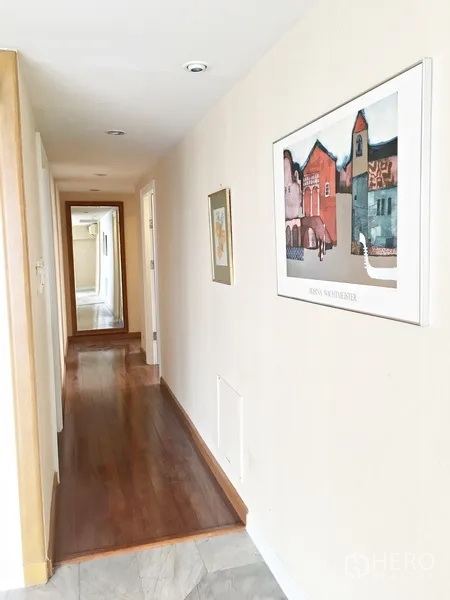 คอนโด ให้เช่าในPathum Wan, Bangkok - โถงทางเดินพื้นไม้ ไฟดาวน์ไลท์ และภาพแขวนผนัง