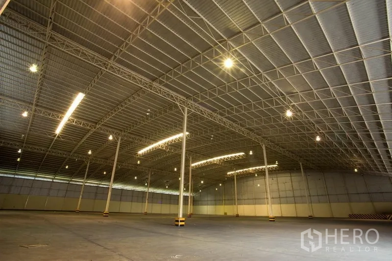 货栈 出租在Chon Buri - 是拉差大型仓库内部，高挑钢结构屋顶、宽柱距与明亮照明