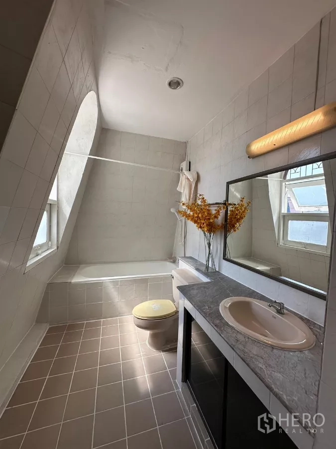 สำนักงานที่บ้าน ให้เช่าในSuan Luang, Bangkok - ห้องน้ำปูกระเบื้อง มีอ่างอาบน้ำ กระจกบานใหญ่ และหน้าต่าง