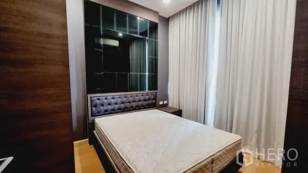 公寓 出售在Watthana, Bangkok - 温馨卧室，软包床头与落地窗帘、木地板