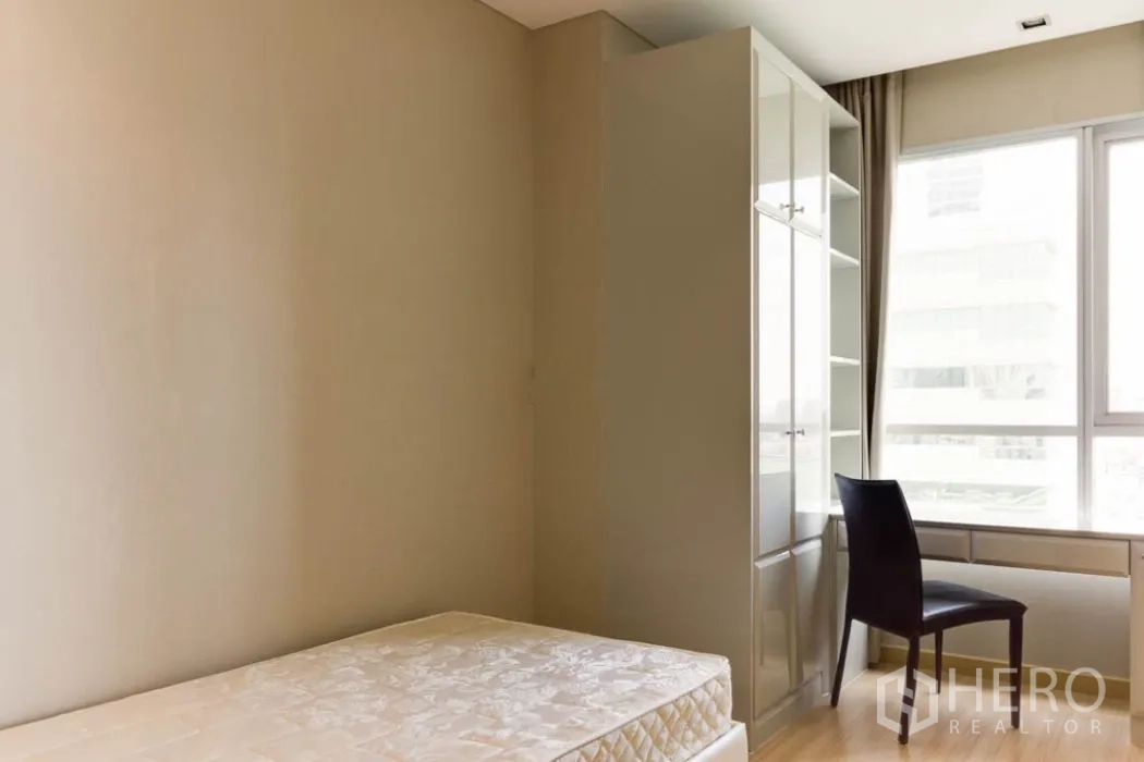 คอนโด ให้เช่าในRatchathewi, Bangkok - ห้องนอนเล็กพร้อมหน้าต่างบานใหญ่ ชั้นวางของบิลท์อิน และโต๊ะทำงาน