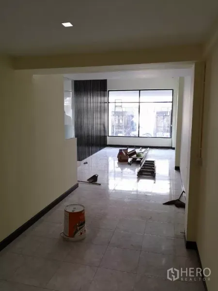 สำนักงานที่บ้าน ให้เช่าในYan Nawa, Bangkok - พื้นที่ชั้นล่างแบบโอเพ่น พื้นเงางาม หน้าต่างสูงจรดเพดาน พร้อมผนังลายซี่ กำลังปรับปรุง