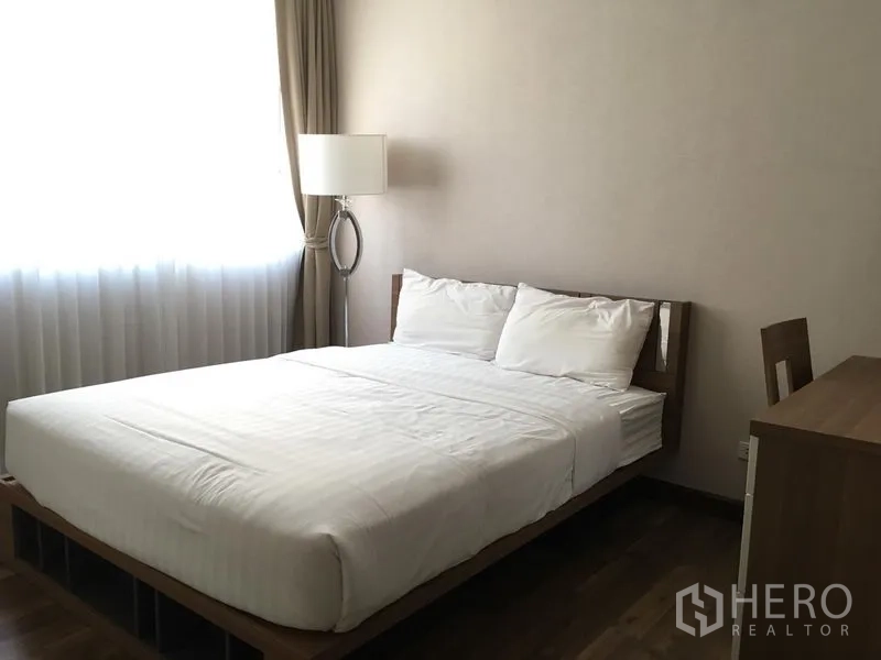 คอนโด ให้เช่าในPathum Wan, Bangkok - ห้องนอนสว่าง เตียงคู่ โคมไฟยืน และผ้าม่านบางในคอนโด