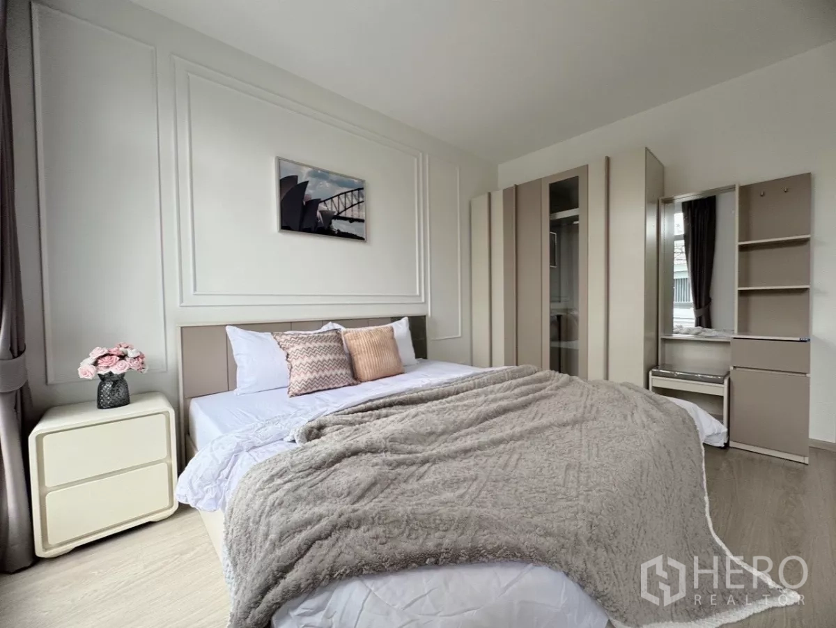 联排别墅 出租在Prawet, Bangkok - 主卧配衣柜、梳妆台与舒适床铺。