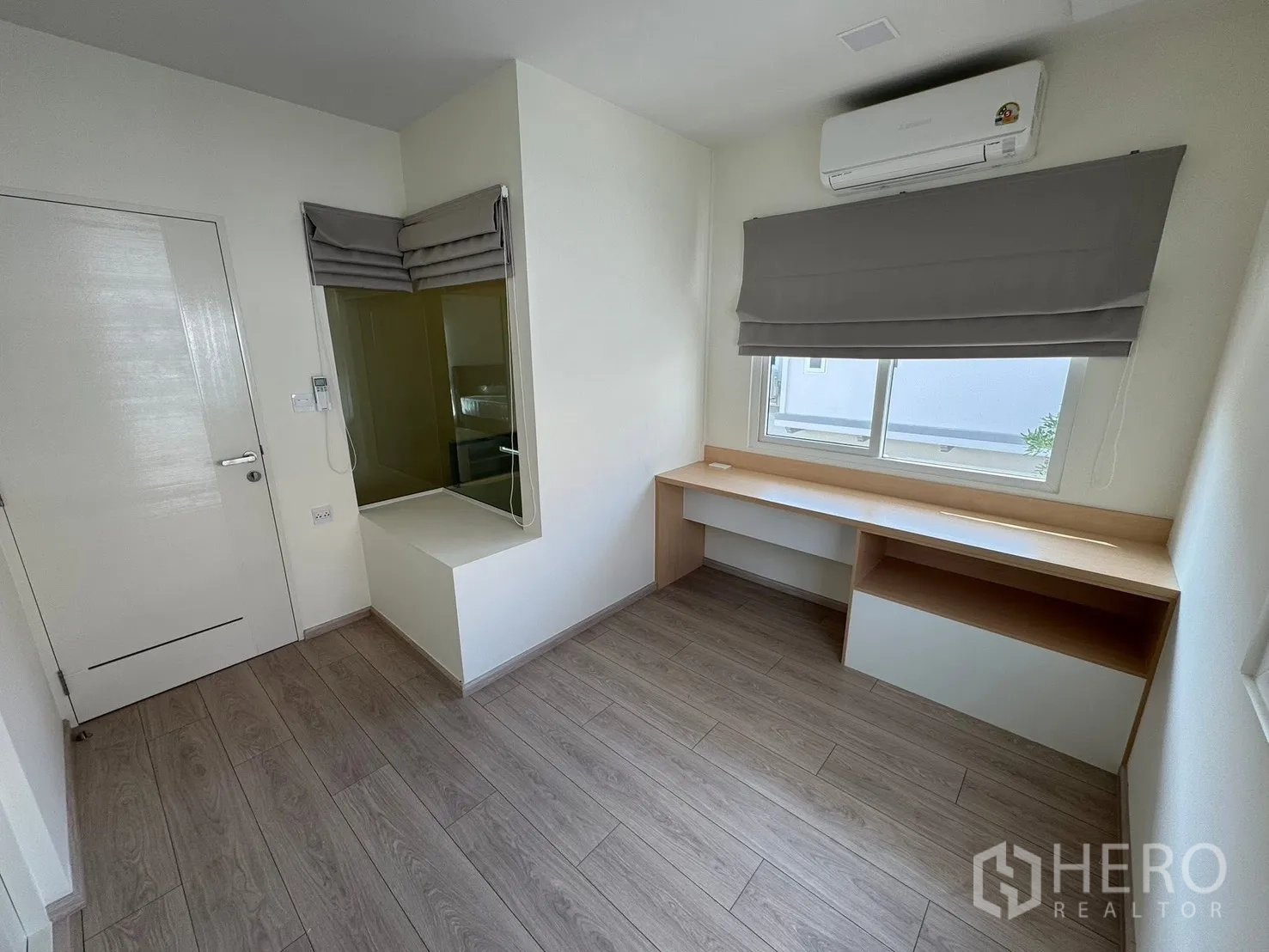 Detached House for rent in Bang Phli, Samut Prakan - Minimal study room featuring built-in counter, Roman blinds and glass partition.
